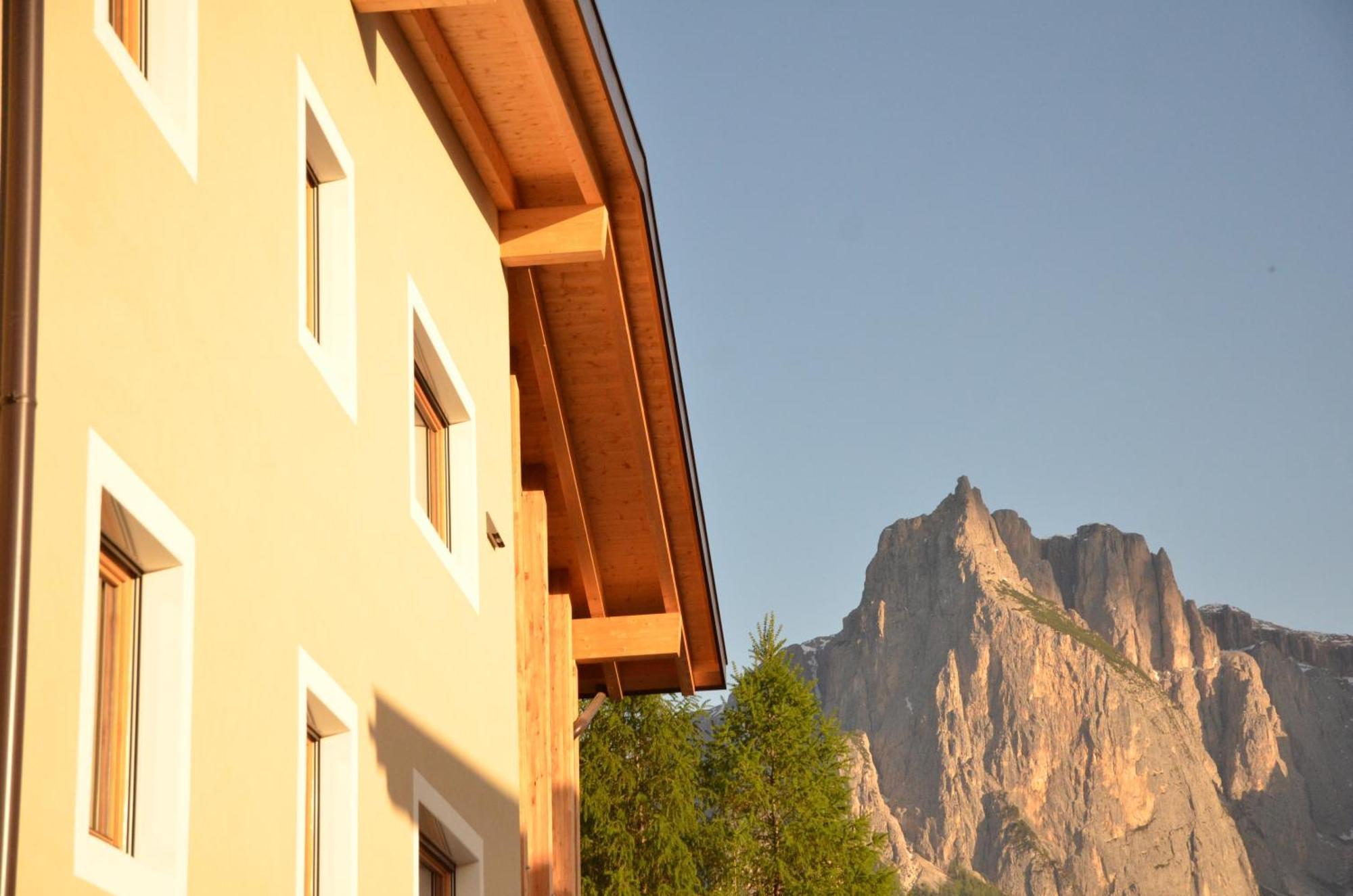 Kastelart - Karbon Aparthotel Castelrotto Bagian luar foto